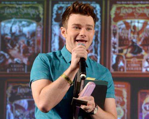 artispenulis-chris colfer