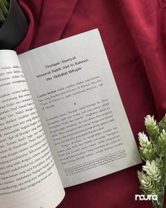 Buku ini, secara ringkas tapi cukup komprehensif, berusaha melacak ajaran dan praktik Thariqah ‘Alawiyah, serta evolusinya sejak kelahirannya, melalui beberapa tahap, hingga sekarang. Juga, pengaruh dan interaksinya dengan sejarah keagamaan di Indonesia