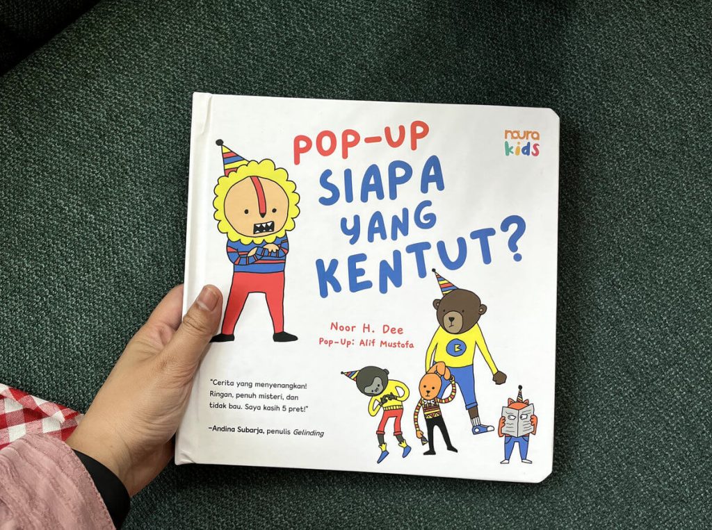 buku pop-up anak siapa yang kentut di tangan pembaca